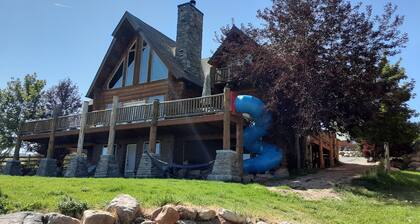 Galilee Lodge CUSTOM BUILT LOG CABIN NEAR BEACH & WALK TO THE DOWNTOWN, W/VIEW