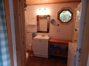 Een douche, een haardroger, handdoeken, toiletpapier