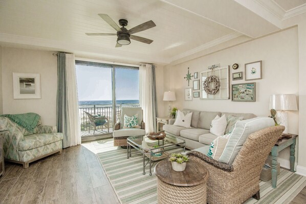 TV connectée, livres, enceintes connectées, médiathèque