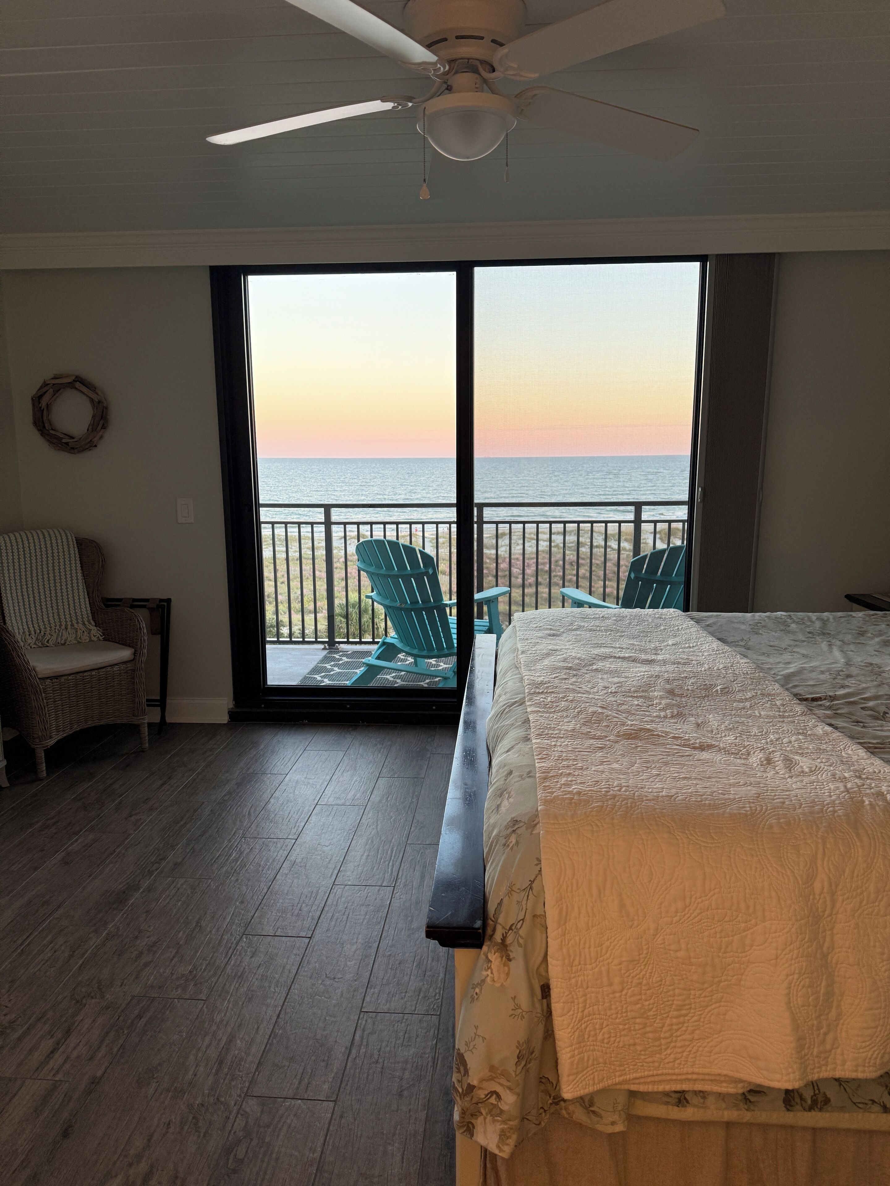 3 sovrum, värdeförvaringsskåp på rummet och skrivbord