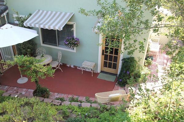 Guest House GH, private entry & patio.