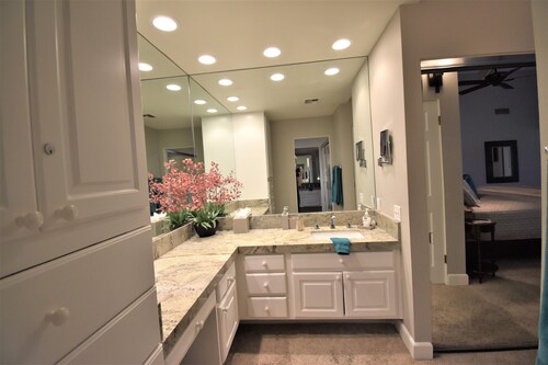 Mission Hills CC 1640 sf remodeled Tennis Villa, 3 bd w/2 masters on 17th green