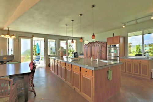 Puumoi Pink House, 3 bedroom home with sunrise and ocean view.10 minutes to Hilo