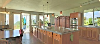 Puumoi Pink House, 3 bedroom home with sunrise and ocean view.10 minutes to Hilo