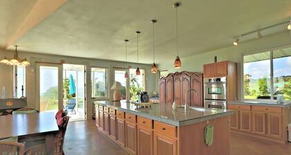 Puumoi Pink House, 3 bedroom home with sunrise and ocean view.10 minutes to Hilo