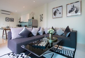 Blissful 3 Bedroom Pool Villa | Living room | 40-inch Smart TV with cable channels, TV - Itz Time Hua Hin Pool Villa (Hua Hin)