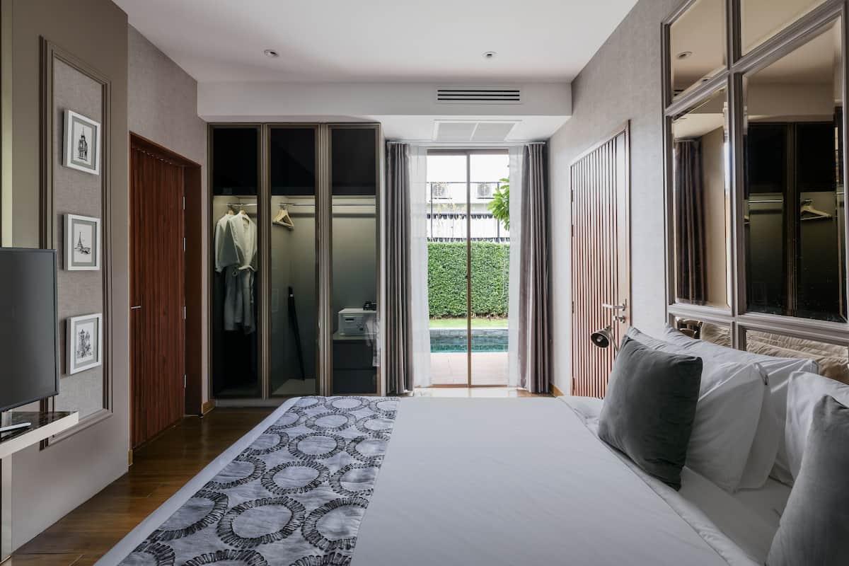 Minibar, in-room safe, desk, blackout drapes