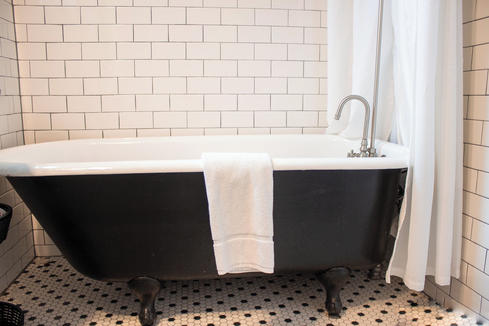 Chuveiro, secador de cabelo, toalhas de banho 