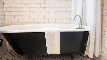 Dusj, hårføner og håndklær