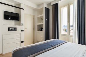 Standaard tweepersoonskamer | Luxe beddengoed, een gratis minibar, een kluis op de kamer, een bureau