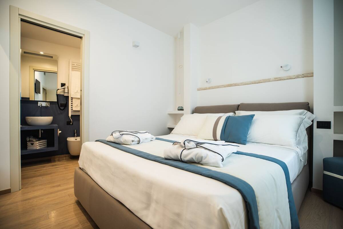 Classic-Suite | Hochwertige Bettwaren, kostenlose Minibar, Zimmersafe, Schreibtisch