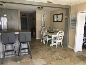 Dining - Family Friendly! 3 bedroom/2 bath remodeled with ocean views and heated pool (Daytona Beach Shores)