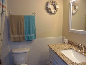 Bañera con ducha, secador de pelo, toallas, jabón