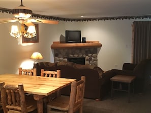 Dining - Vacation Villa Located Near Starved Rock and Matthiessen State Parks! (Utica)
