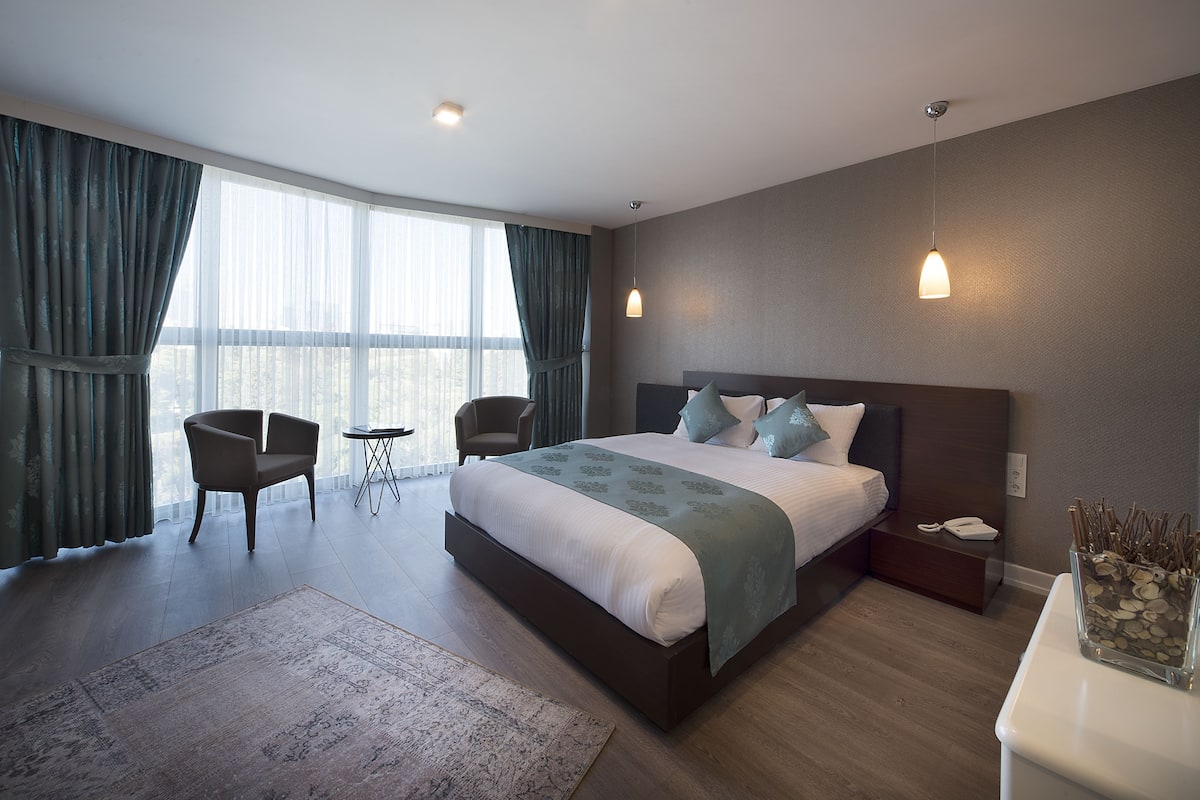 Deluxe Suite, City View