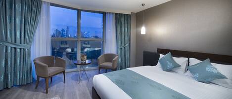 Suite Deluxe, vue ville | Minibar, coffres-forts dans les chambres, bureau