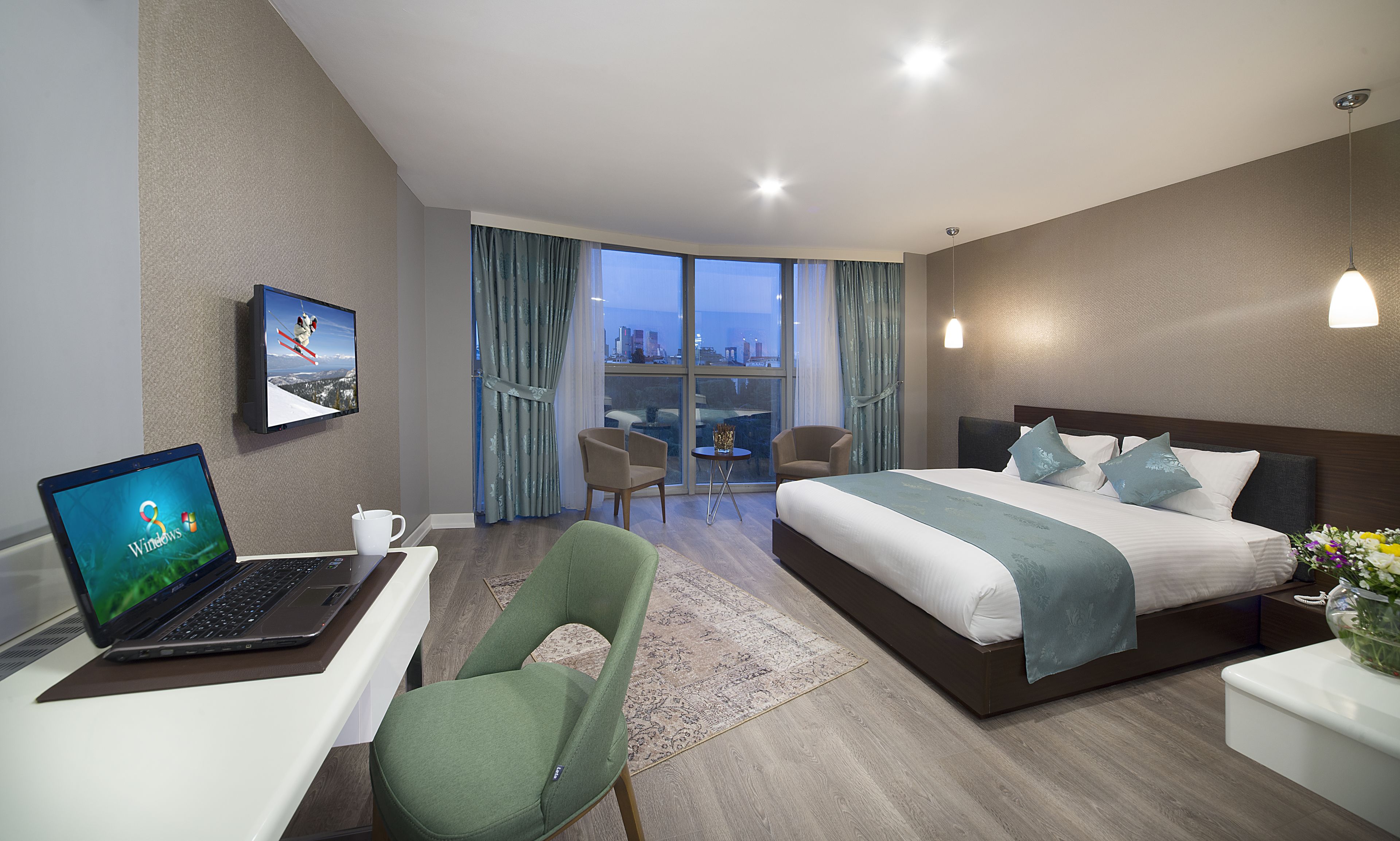 Suite Deluxe, vista a la ciudad | Minibar, caja de seguridad en la habitación y escritorio 