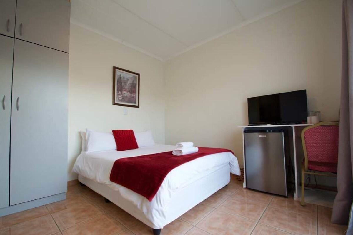 Double Room | Desk, iron/ironing board, free WiFi
