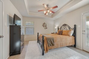 4 bedrooms, desk, iron/ironing board, WiFi