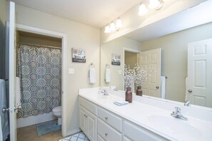 Combined shower/bathtub, hair dryer, towels