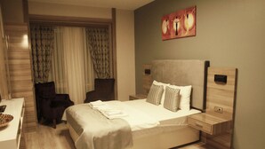 Deluxe Studio Suite, 1 Bedroom, Smoking | Desk, WiFi (free), bed sheets - New Suites (Istanbul)