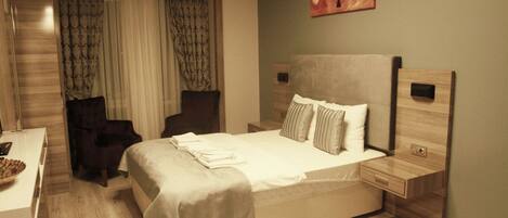 Deluxe Studio Suite, 1 Bedroom, Smoking | Desk, free WiFi, bed sheets