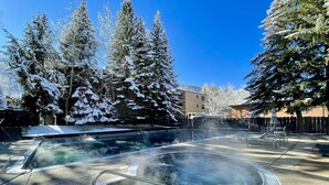 A hot tub area with a clear view of the surrounding snowy landscape and buildings. - Aspen Riverfront Luxury 3BR, Top Floor, Pool, Hot Tub, Gym, 7Min Walk to Gondola (Aspen)