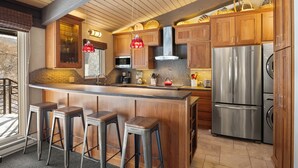 Coffee/tea maker, fridge, microwave, oven - Aspen Riverfront Luxury 3BR, Top Floor, Pool, Hot Tub, Gym, 7Min Walk to Gondola (Aspen)