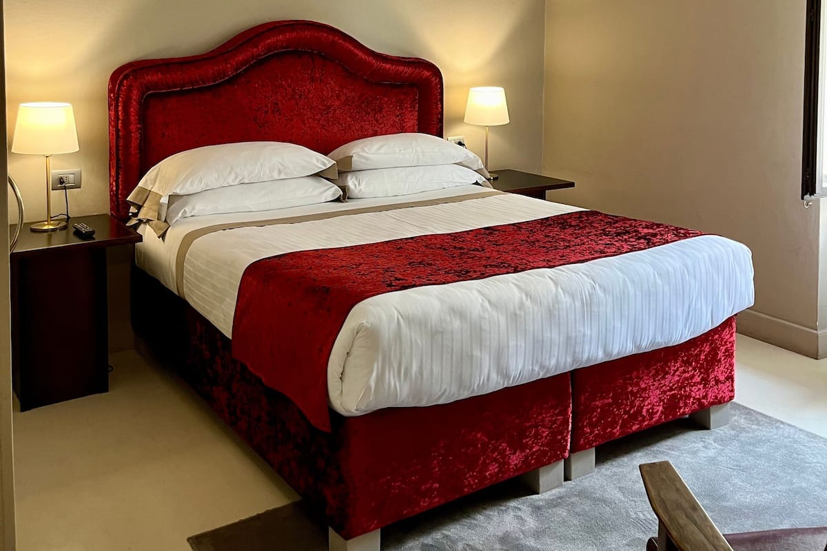 1 bedroom, premium bedding, memory-foam beds, in-room safe