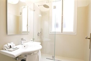 Connecting rooms, 2 Bedrooms, 1 Bathroom | Bathroom