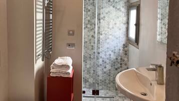 1 Bedroom Apartment with Sofa Bed | Bathroom | Shower, eco-friendly toiletries, hair dryer, bidet