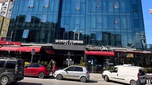 Das Skypoint Istanbul Hotel mit moderner Glasfassade und einer auffälligen Beschilderung im oberen Bereich.