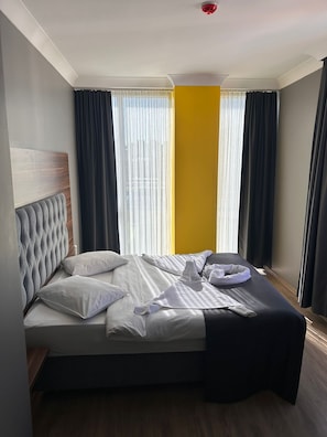 Suite, 1 Bedroom | Desk, soundproofing, iron/ironing board, bed sheets