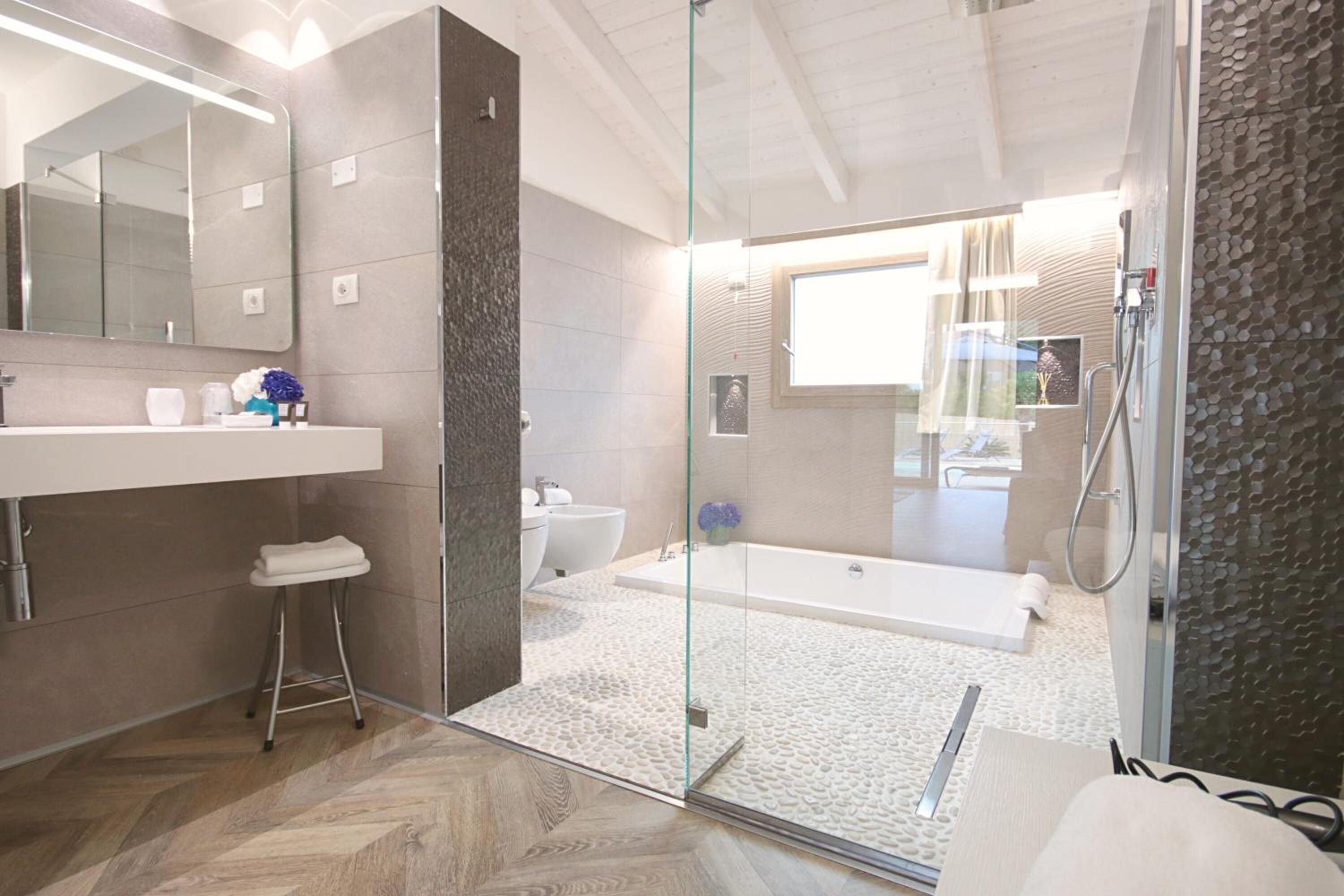 Suíte executiva, banheira de imersão, vista para a piscina | Banheiro | Produtos de toalete grátis, secador de cabelo, bidê, toalhas de banho
