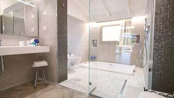Suíte executiva, banheira de imersão, vista para a piscina | Banheiro | Produtos de toalete grátis, secador de cabelo, bidê, toalhas de banho