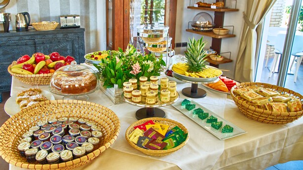 Una mesa de buffet con diversos alimentos y una selección de salsas y aderezos.