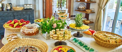Free daily buffet breakfast