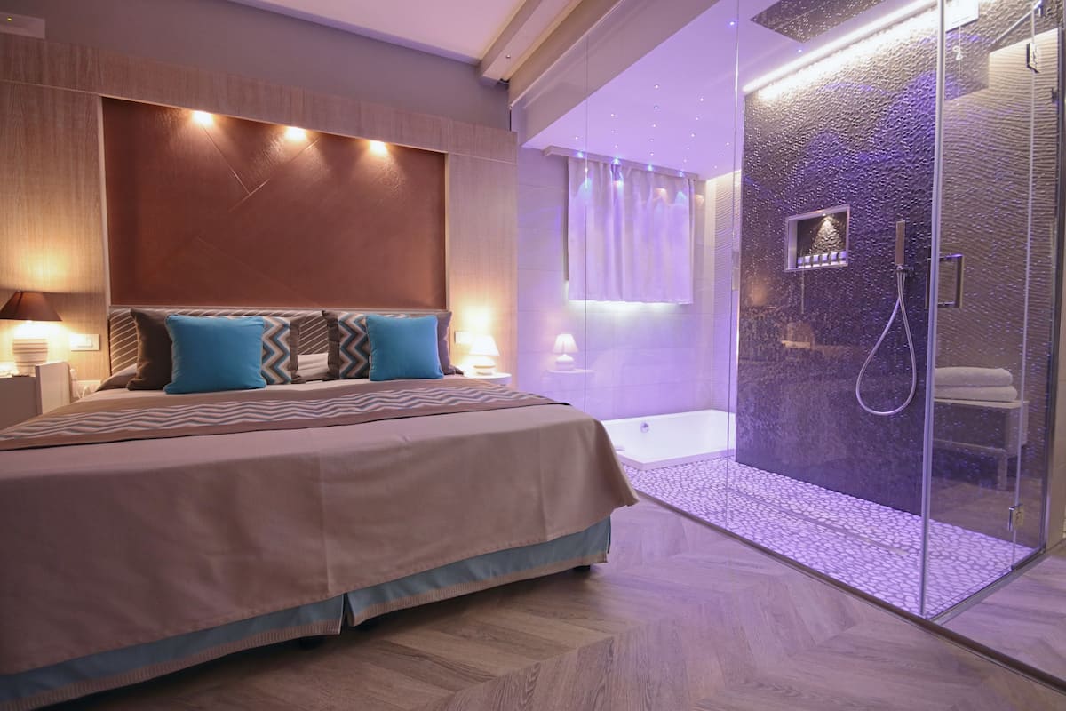 Deluxe Double Room, Hot Tub (Spa access) | 1 bedroom, premium bedding, minibar, in-room safe