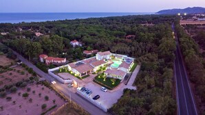 Vista aérea de una zona residencial con casas, piscina y una carretera.