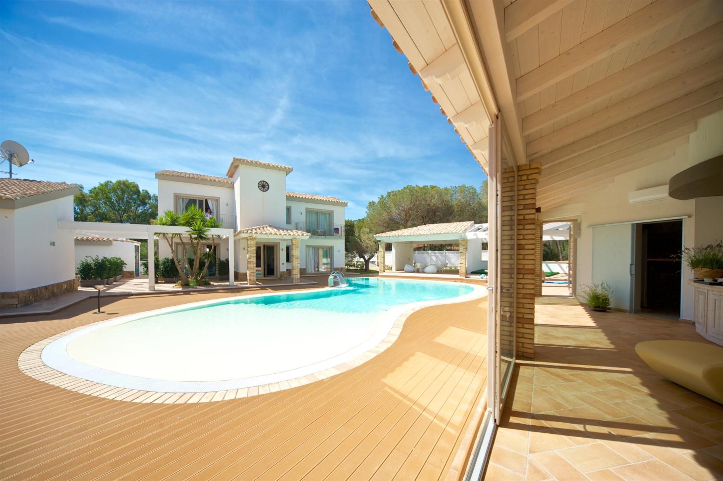 Piscine extérieure, parasols de plage, chaises longues