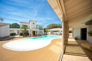 Außenpool, Sonnenschirme, Liegestühle