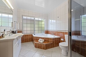 2 Bedroom Cottage | Bathroom | Free toiletries, hair dryer, towels - Birds 'n' Bloom Cottages (Yungaburra)