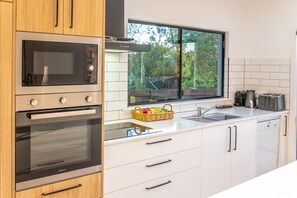 3 Bedroom Spa Villa | Private kitchen | Full-size fridge, microwave, oven, stovetop - Birds 'n' Bloom Cottages (Yungaburra)