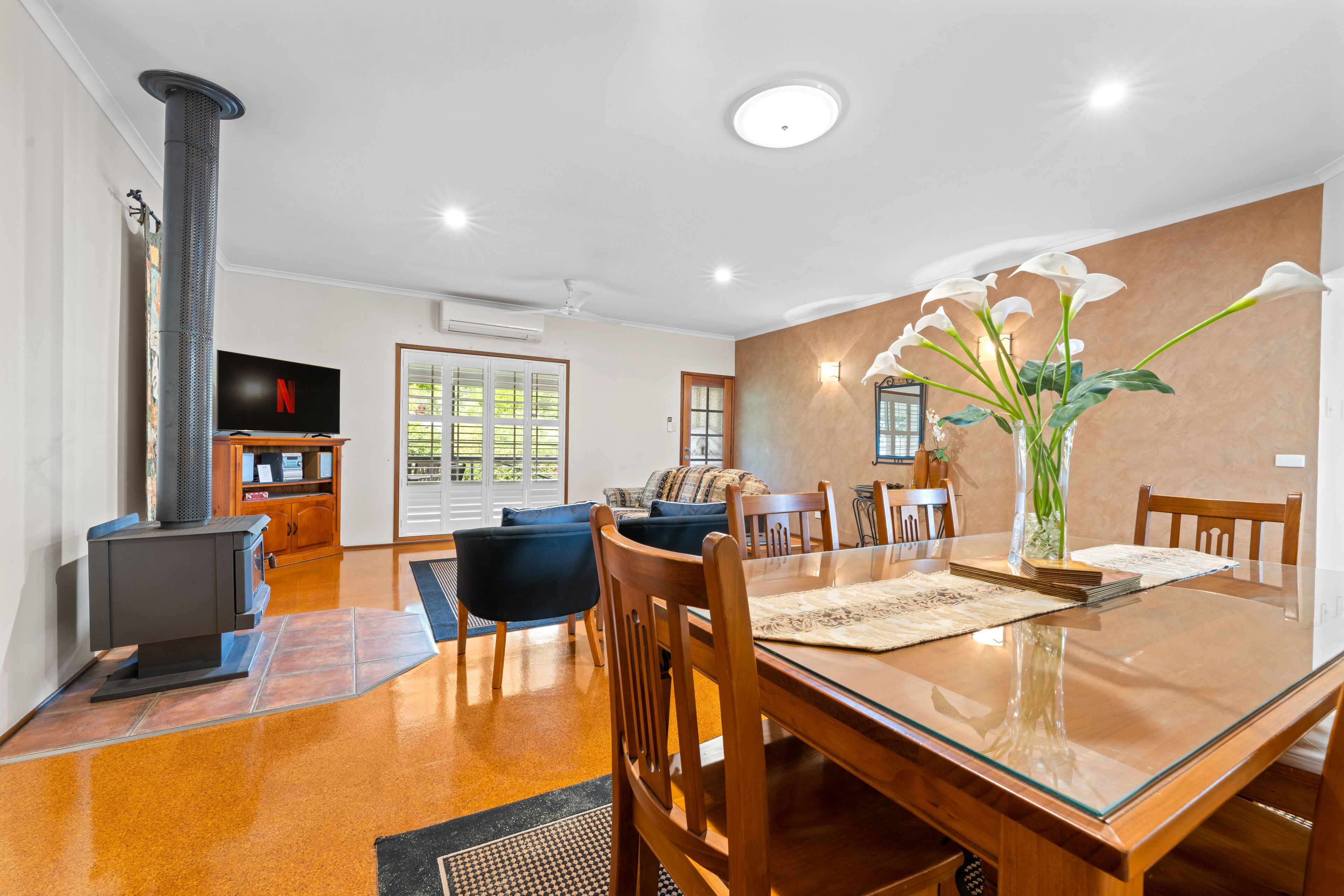 2 Bedroom Cottage | Living area | 65-inch flat-screen TV with digital channels, TV, fireplace