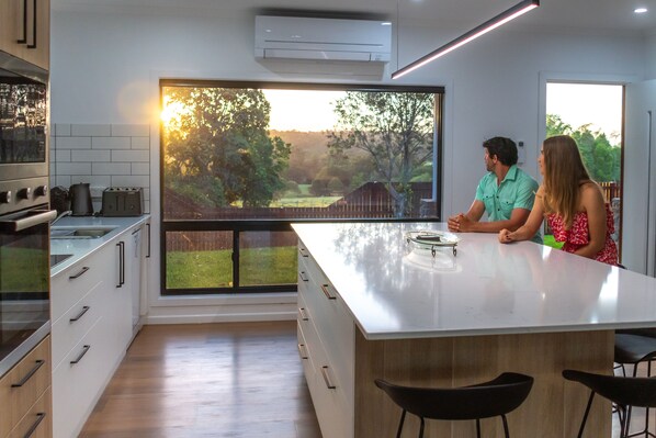 3 Bedroom Spa Villa | Private kitchen | Full-size fridge, microwave, oven, stovetop - Birds 'n' Bloom Cottages (Yungaburra)