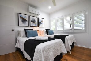 3 Bedroom Spa Villa | Premium bedding, soundproofing, iron/ironing board, free WiFi - Birds 'n' Bloom Cottages (Yungaburra)