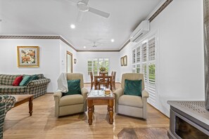 3 Bedroom Cottage | Living area