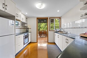 2 Bedroom Cottage | Private kitchen | Full-size fridge, microwave, oven, stovetop - Birds 'n' Bloom Cottages (Yungaburra)