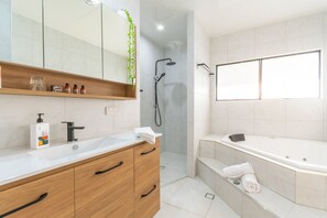 3 Bedroom Spa Villa | Bagno | Set di cortesia gratuito, asciugacapelli, asciugamani