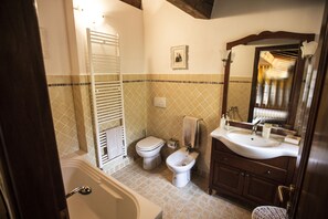Superior Apartment, 3 Bedrooms | Bathroom | Shower, hair dryer, bidet, towels - Ponte del Vegnuti (Fivizzano)